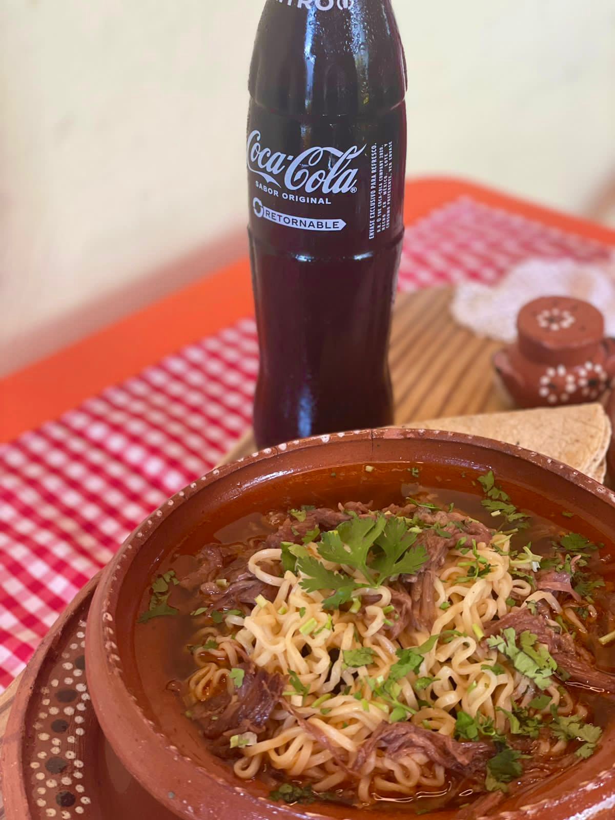 Noodles con Coca-Cola de vidrio