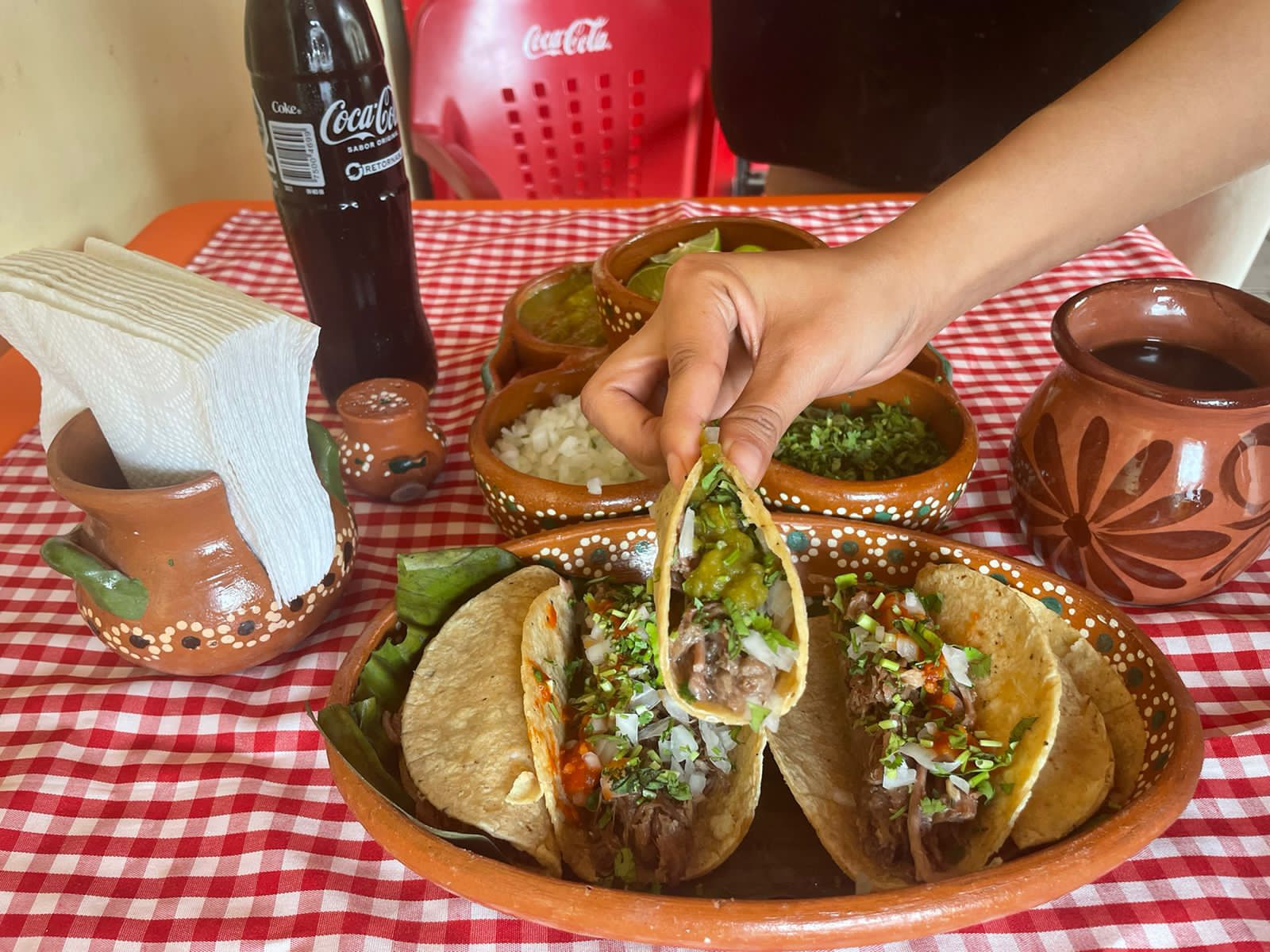 Tacos de barbacoa en cazuela de barro